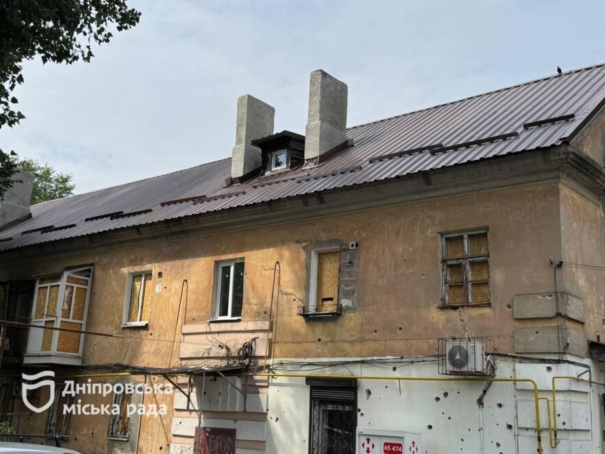 ОФІЦІЙНО                Дніпро допомагає: у місті ремонтують дахи у будинках, що постраждали через ворожі обстріли