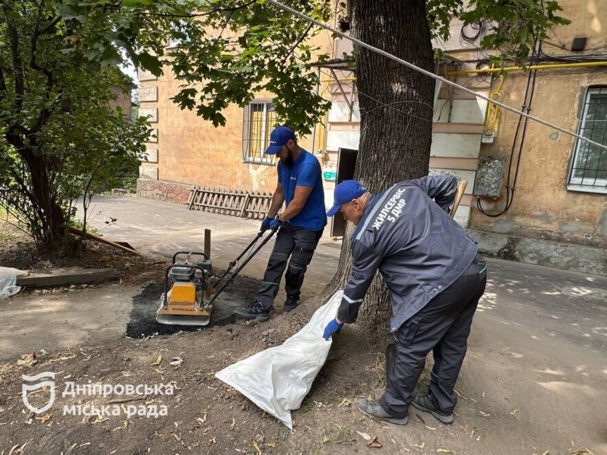 ОФІЦІЙНО                Дніпро допомагає: у місті ремонтують дахи у будинках, що постраждали через ворожі обстріли