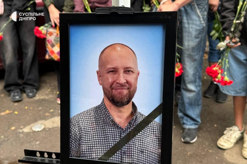 У Кривому Розі попрощался з батьком та сином, які загинули внаслідок удару рф по «Сонячній галереї»