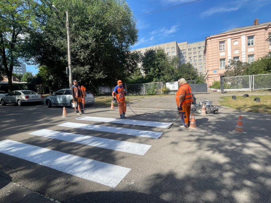 ЕКСКЛЮЗИВ
                                У Дніпрі протягом літа оновлювали пішохідні переходи біля міських закладів освіти