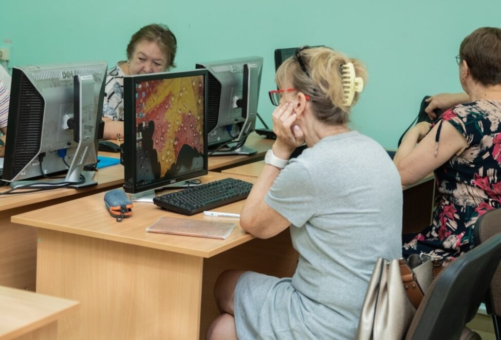 Месенджери, онлайн-банкінг, ШІ: дніпряни поважного віку опановують нові технології