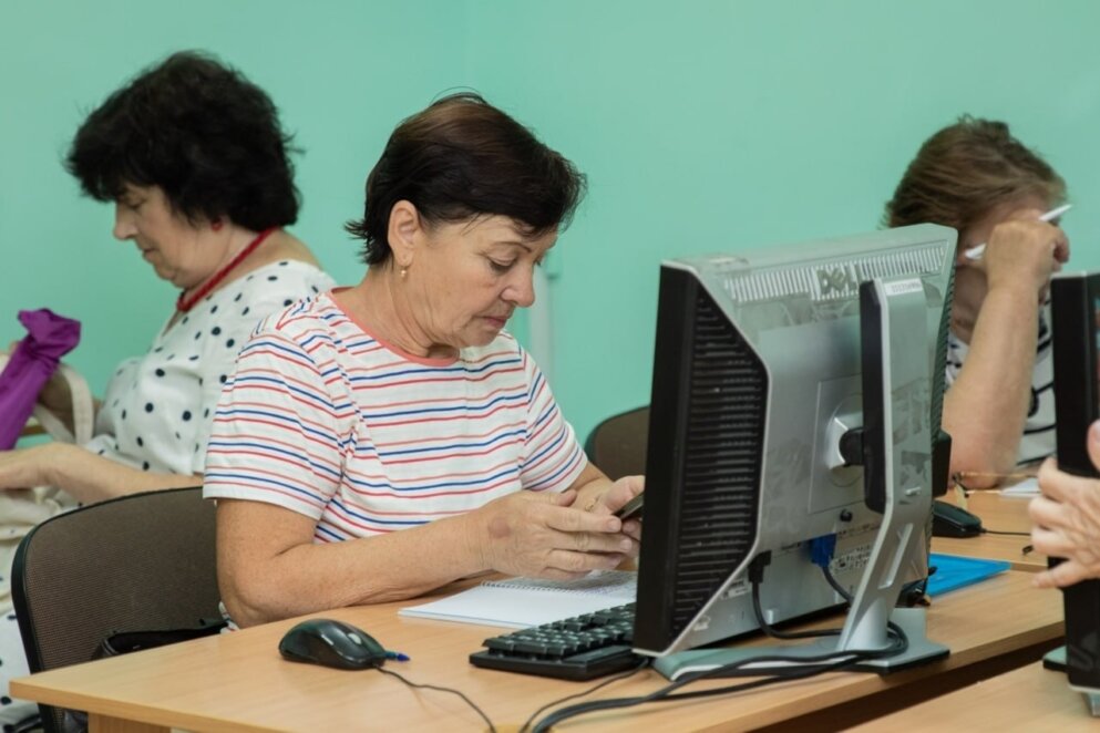 Месенджери, онлайн-банкінг, ШІ: дніпряни поважного віку опановують нові технології