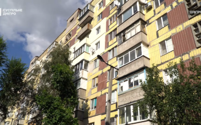 Шумит, затапливает квартиру и выбрасывает мусор из окон: в Днепре жильцы дома жалуются на соседку
