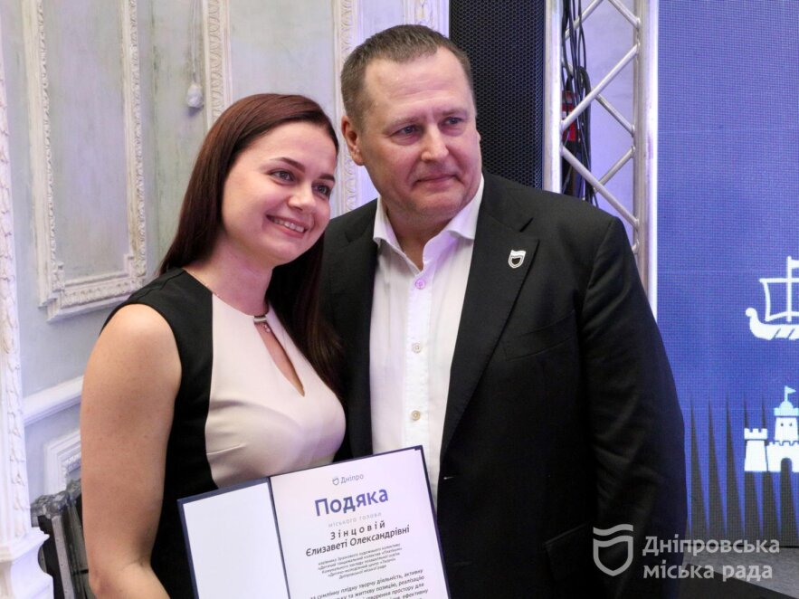 ОФІЦІЙНО                «Люди, завдяки яким Дніпро живе та має надію на майбутнє»: у День міста Філатов вручив дніпрянам різних професій почесні нагороди