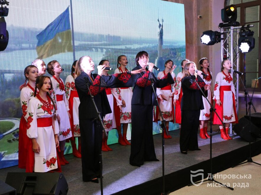 ОФІЦІЙНО                «Люди, завдяки яким Дніпро живе та має надію на майбутнє»: у День міста Філатов вручив дніпрянам різних професій почесні нагороди