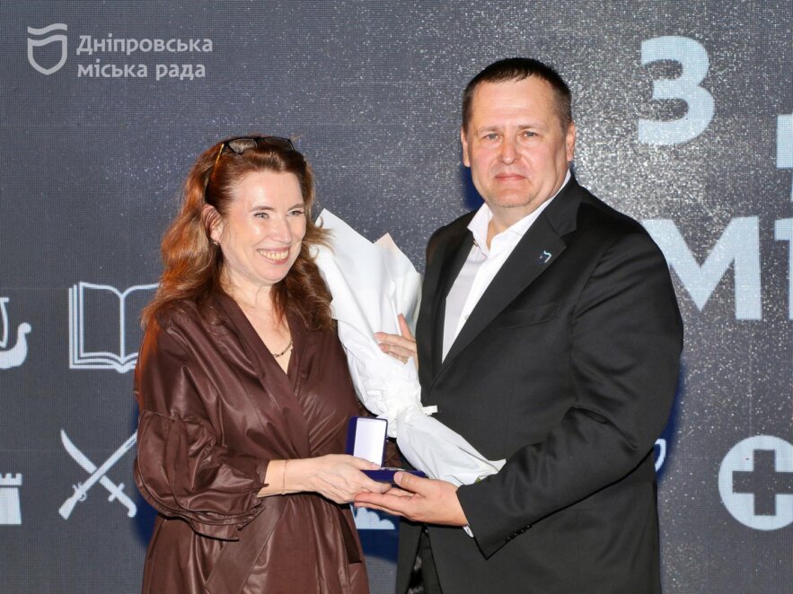 ОФІЦІЙНО                «Люди, завдяки яким Дніпро живе та має надію на майбутнє»: у День міста Філатов вручив дніпрянам різних професій почесні нагороди