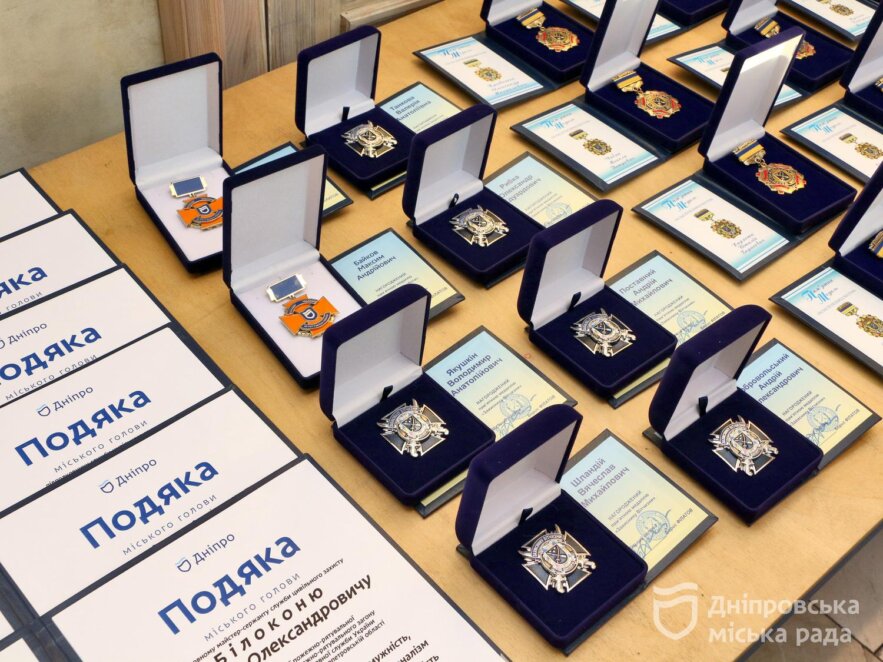 ОФІЦІЙНО                «Люди, завдяки яким Дніпро живе та має надію на майбутнє»: у День міста Філатов вручив дніпрянам різних професій почесні нагороди