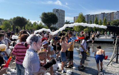 Водяні пістолети, конкурси та пінна вечірка: у Дніпрі до 500-річчя міста провели фестиваль «Воля на ...