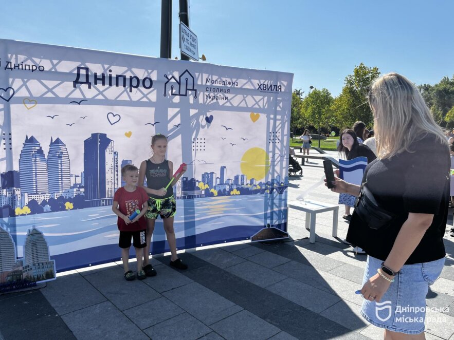 ОФІЦІЙНО                Водяні пістолети, конкурси та пінна вечірка: у Дніпрі до 500-річчя міста провели фестиваль «Воля на хвилях»