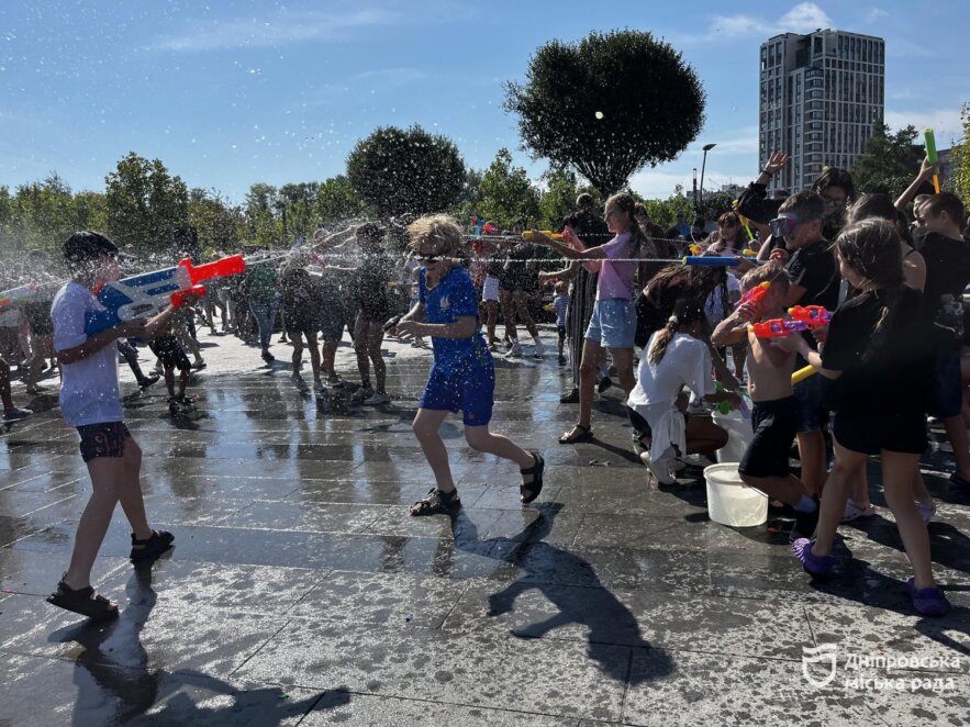 ОФІЦІЙНО                Водяні пістолети, конкурси та пінна вечірка: у Дніпрі до 500-річчя міста провели фестиваль «Воля на хвилях»