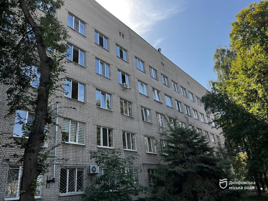 ОФІЦІЙНО                Відновили понад 460 вікон: у Дніпрі міжнародні партнери допомогли відремонтувати два медзаклади