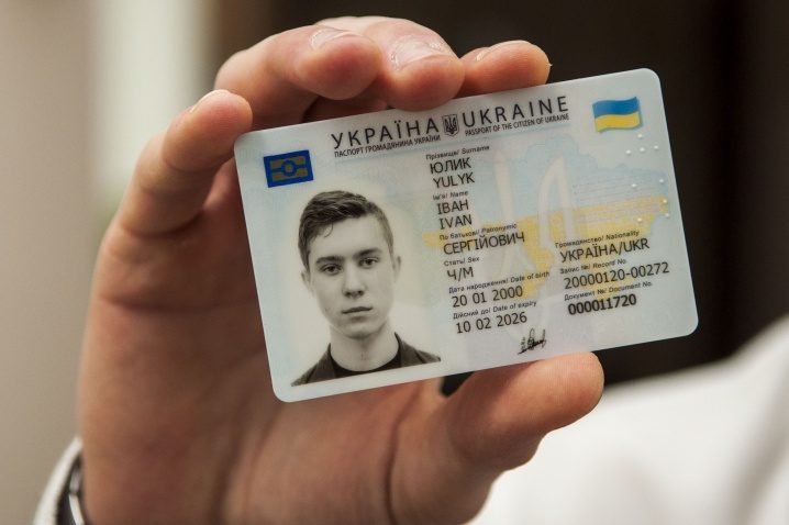 Паспорт за 5 тисяч та права за 10: у Дніпрі покарали майстра підробок
