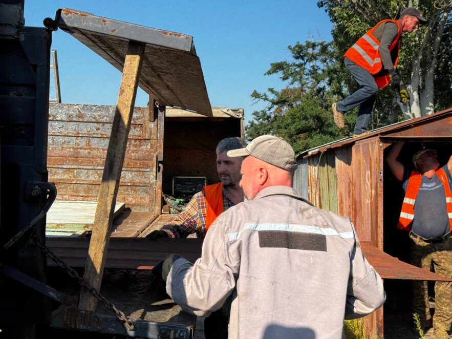 ОФІЦІЙНО                У Дніпрі демонтували незаконний «цар-гараж» по вул. Каштановій