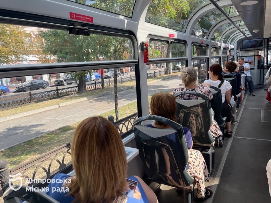 У Дніпрі до Дня міста провели безкоштовні екскурсії на панорамному та ретро-трамваях