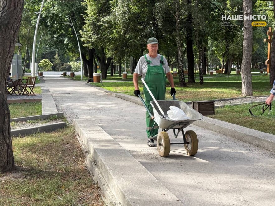 ЕКСКЛЮЗИВ
                                Як у Дніпрі створюють красу і комфорт у парку Писаржевського