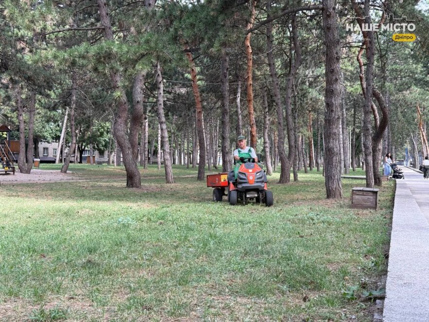 ЕКСКЛЮЗИВ
                                Як у Дніпрі створюють красу і комфорт у парку Писаржевського