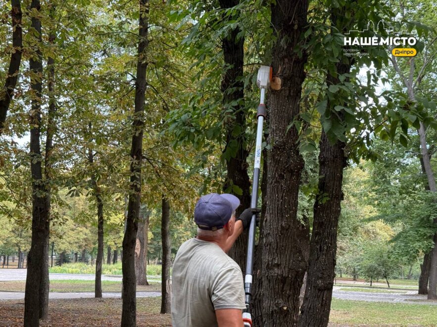 ЕКСКЛЮЗИВ
                                Осінній лад у парку Шевченка: комунальники Дніпра прибирають алеї та доглядають за деревами