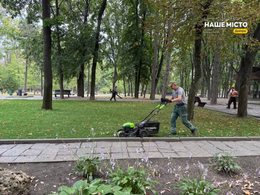 ЕКСКЛЮЗИВ
                                Осінній лад у парку Шевченка: комунальники Дніпра прибирають алеї та доглядають за деревами