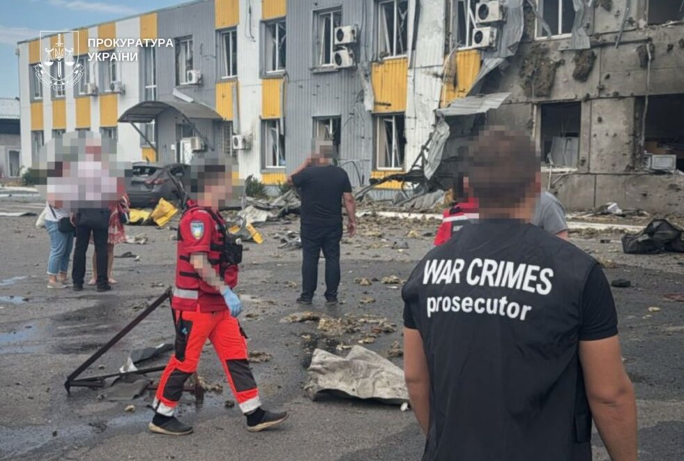 У ДСНС та обласній прокуратурі показали фото наслідків атаки по Дніпру 2 вересня