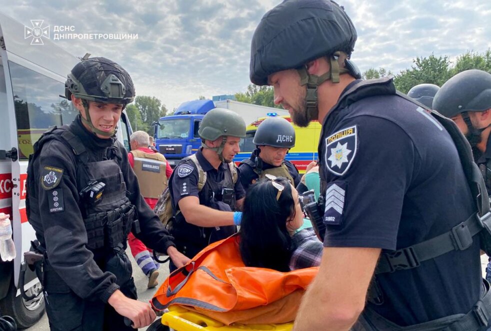 У ДСНС та обласній прокуратурі показали фото наслідків атаки по Дніпру 2 вересня