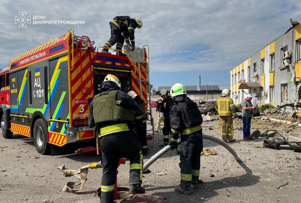 У ДСНС та обласній прокуратурі показали фото наслідків атаки по Дніпру 2 вересня