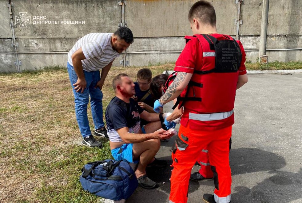 У ДСНС та обласній прокуратурі показали фото наслідків атаки по Дніпру 2 вересня