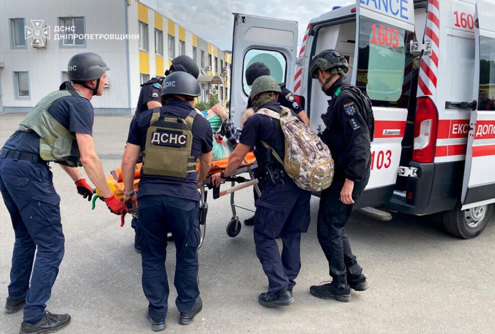 У ДСНС та обласній прокуратурі показали фото наслідків атаки по Дніпру 2 вересня