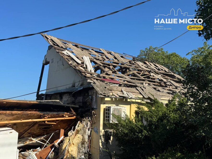 Через нічну атаку в Новокодацькому районі пошкоджено понад 30 приватних будинків