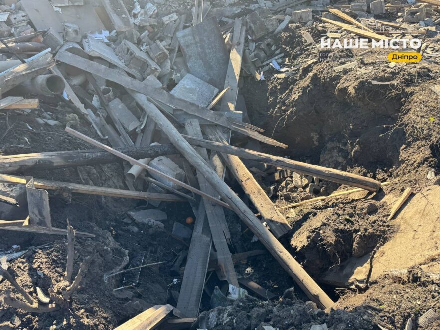 Через нічну атаку в Новокодацькому районі пошкоджено понад 30 приватних будинків