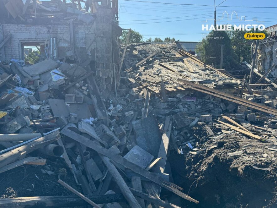 Через нічну атаку в Новокодацькому районі пошкоджено понад 30 приватних будинків