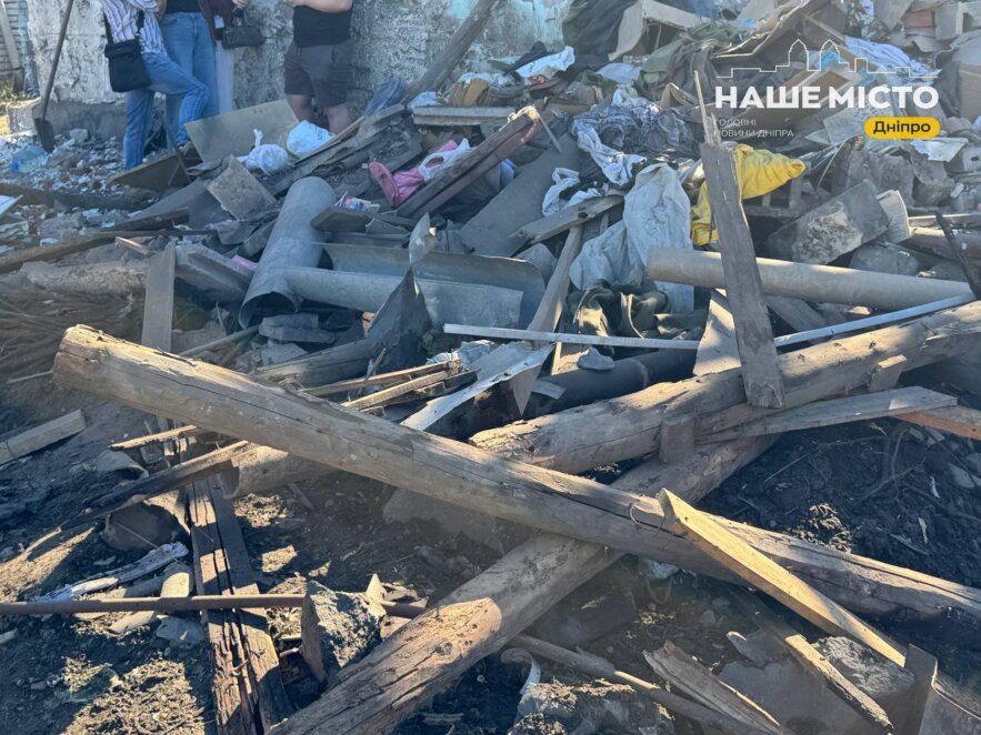 Через нічну атаку в Новокодацькому районі пошкоджено понад 30 приватних будинків