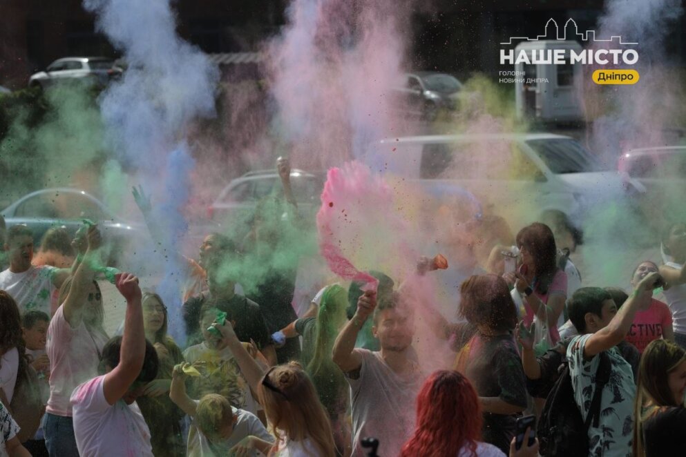 ЕКСКЛЮЗИВ
                                У Дніпрі відбувся Kolir Fest — вперше після початку повномасштабного вторгнення місто знову стало кольоровим
