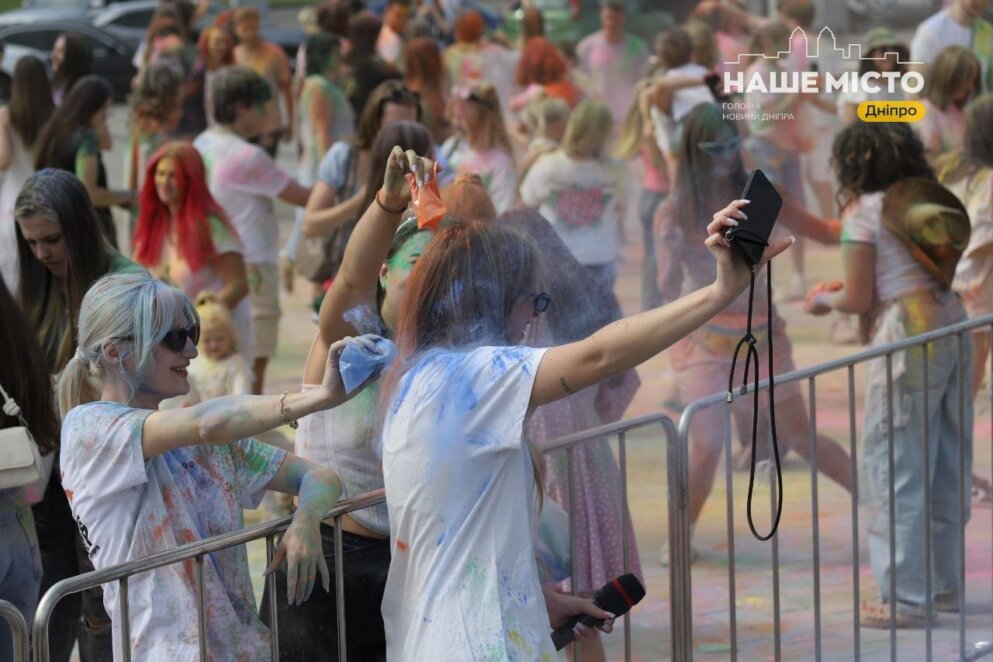 ЕКСКЛЮЗИВ
                                У Дніпрі відбувся Kolir Fest — вперше після початку повномасштабного вторгнення місто знову стало кольоровим