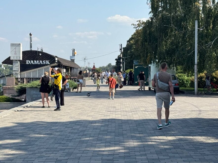 ЕКСКЛЮЗИВ
                                Як у Дніпрі проходить День міста 2026: регата, «Битва хорів», кольоровий фестиваль та тарілки щастя