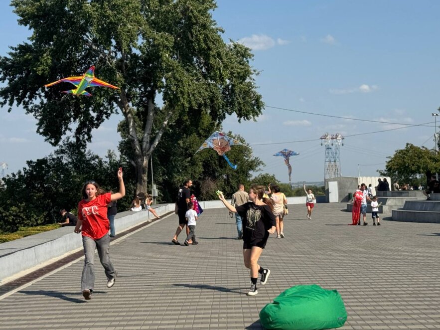 ЕКСКЛЮЗИВ
                                Як у Дніпрі проходить День міста 2026: регата, «Битва хорів», кольоровий фестиваль та тарілки щастя