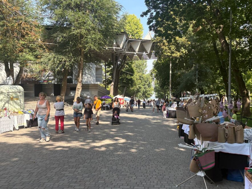 ЕКСКЛЮЗИВ
                                Як у Дніпрі проходить День міста 2026: регата, «Битва хорів», кольоровий фестиваль та тарілки щастя
