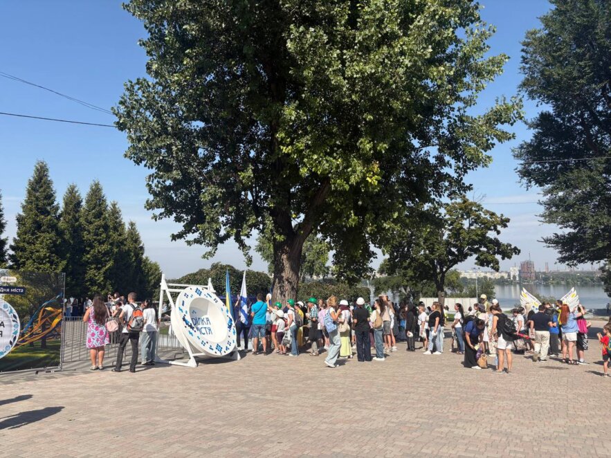 ЕКСКЛЮЗИВ
                                Як у Дніпрі проходить День міста 2026: регата, «Битва хорів», кольоровий фестиваль та тарілки щастя