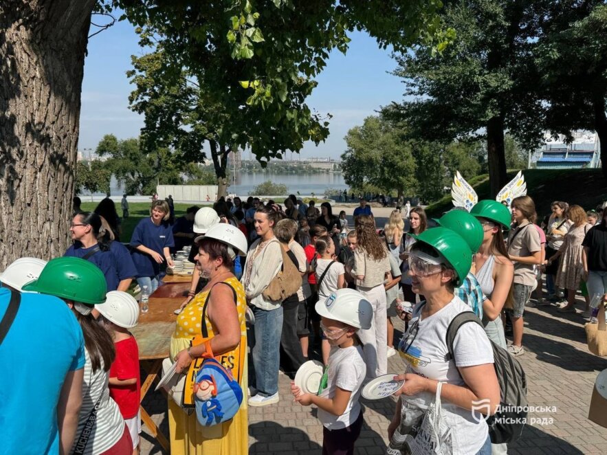 Найбільший маруновий берет для Шевченка та тисячі «Тарілок щастя»: День міста 2026 у Дніпрі