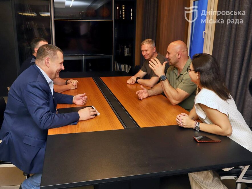 ОФІЦІЙНО                Колись так підтримали нас: Філатов про передання 7 автобусів для Одеси, де атаки рф спричиняють проблеми з електротранспортом