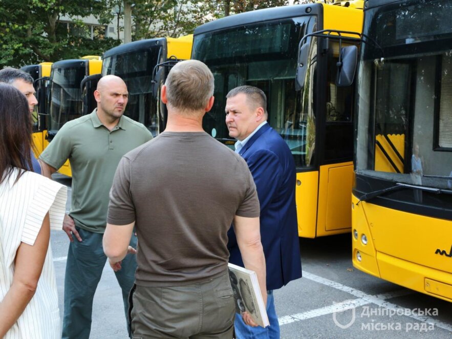 ОФІЦІЙНО                Колись так підтримали нас: Філатов про передання 7 автобусів для Одеси, де атаки рф спричиняють проблеми з електротранспортом