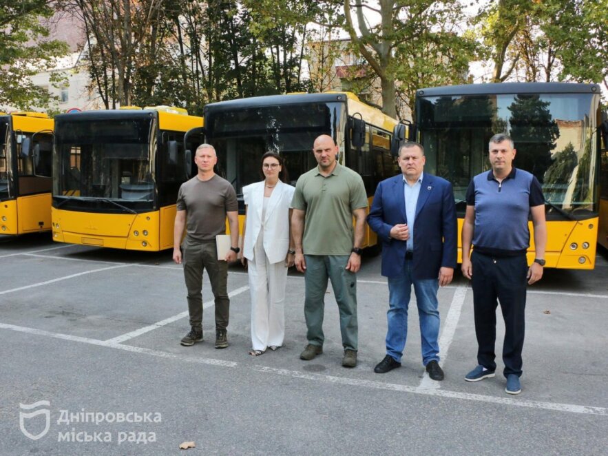 ОФІЦІЙНО                Колись так підтримали нас: Філатов про передання 7 автобусів для Одеси, де атаки рф спричиняють проблеми з електротранспортом