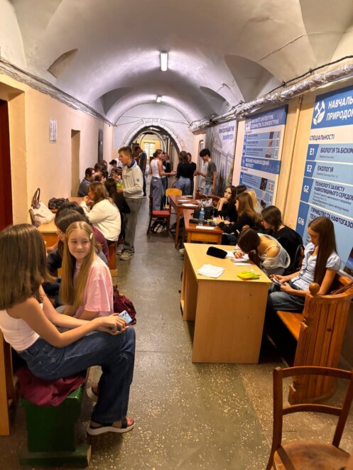 Попри війну, постійні безпекові виклики та невизначеність, Національний технічний університет «Дніпровська політехніка» продовжує щодня працювати заради майбутнього — навчати, об'єднувати молодь і створювати середовище, у якому народжуються нові ідеї. В університеті відбувся традиційний бізнес-тренінг, який уже сьомий сезон поспіль об'єднує студентів різних освітніх програм. Учасники сформували команди, розробили власні бізнес-ідеї та представили їх перед журі, пише «Наше місто».

Що включав тренінг

Студенти мали пройти практично весь початковий шлях створення майбутнього бізнесу: визначити потребу, на яку відповідає їхній продукт або послуга, сформувати концепцію, розподілити ролі в команді, продумати механізм реалізації та переконливо презентувати свій проєкт перед журі.

Доцентка НТУ «Дніпровська політехніка» Катерина Федосова зазначила, що сьогодні надзвичайно важливо не просто дати молоді знання, а показати їй, що вона вже зараз може впливати на майбутнє свого міста і країни. За її словами, такі заходи вчать студентів мислити, брати відповідальність, працювати в команді й перетворювати ідеї на конкретні проєкти.

Молодь пов'язує майбутнє саме з Дніпром

Як розповіла Катерина Федосова, одним із найбільш показових результатів бізнес-тренінгу стало те, що всі студентські команди пов'язували реалізацію своїх проєктів саме з Дніпром.

За її словами, попри війну, обстріли та всі ризики, молоді люди не говорять про Дніпро як про місто, з якого потрібно їхати. Навпаки — вони бачать тут можливості, планують відкривати свої проєкти, створювати бізнес і розвиватися. Це, на думку доцентки, означає, що молодь бачить у Дніпрі своє майбутнє.

Практика замість самої теорії

Катерина Федосова наголосила, що сьогодні особливо важливо створювати для студентів можливості, де вони можуть не лише отримувати теоретичні знання, а й перевіряти власні ідеї на практиці, вчитися аргументувати свою позицію, приймати рішення та працювати в команді.

Вона додала, що повоєнне відновлення України вже відбувається — воно не почнеться в якийсь окремий день після завершення війни. Саме ця молодь, за її словами, буде створювати нові підприємства, робочі місця, сервіси, змінювати міста. Тому завдання університету сьогодні — дати студентам не лише освіту, а й упевненість у тому, що вони можуть створювати майбутнє власними руками.

За словами Катерини Федосової, особливу цінність таких заходів має саме можливість побачити студентів поза межами звичайного навчального процесу — як людей, які вже сьогодні здатні генерувати ідеї, домовлятися, відстоювати власні рішення та брати на себе відповідальність.

Університет як простір для майбутнього

Підсумовуючи, доцентка зазначила, що для неї дуже важливо, щоб університет залишався місцем, де молодь не просто навчається, а збирається разом, створює, сперечається, шукає рішення і планує майбутнє. Особливо зараз — адже, за її словами, поки українська молодь будує плани в Україні, у країни є майбутнє.

