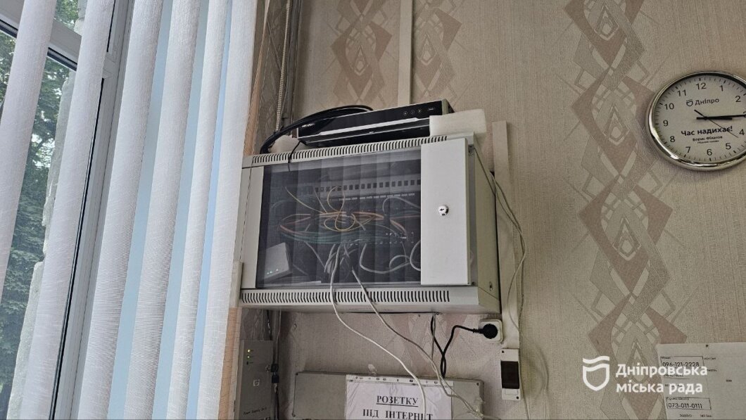 У двох школах Дніпра встановили 28 точок Wi-Fi в укриттях