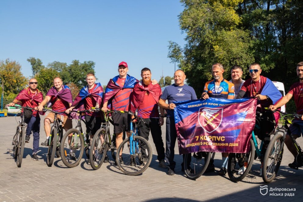 До Дніпра завітав канадський ветеран Джейкоб Кепка, який подорожує Україною велосипедом