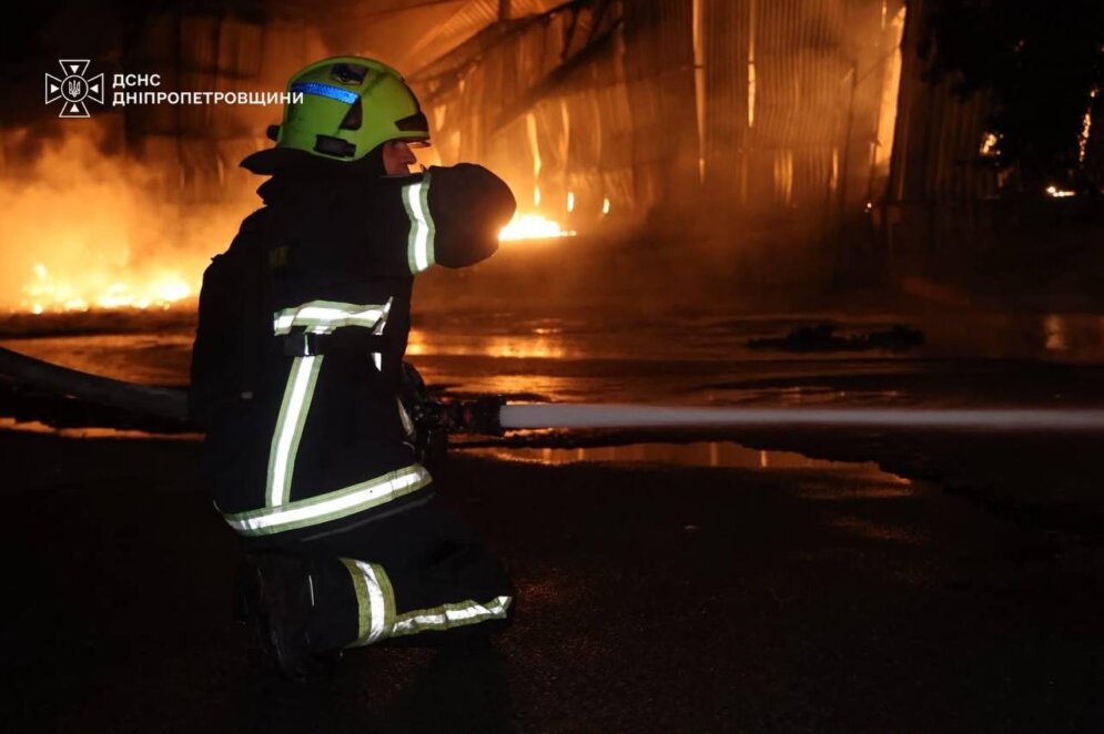 У ДСНС показали фото наслідків ворожих атак на Дніпро та Україну