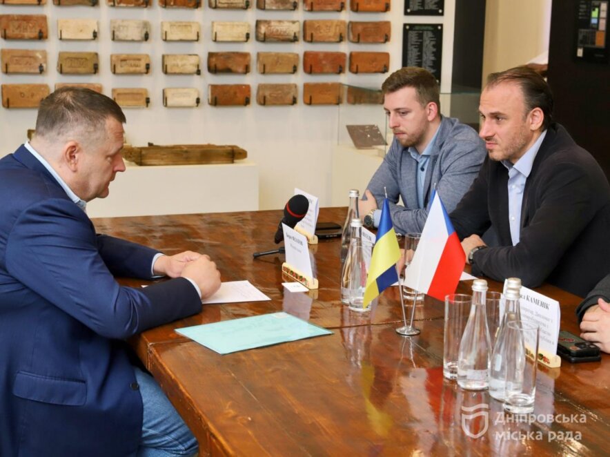 ОФІЦІЙНО                «Готові підтримувати перед зимою»: після масованого нічного обстрілу до Дніпра на зустріч із Філатовим прибув посол Чехії Лубош Весели