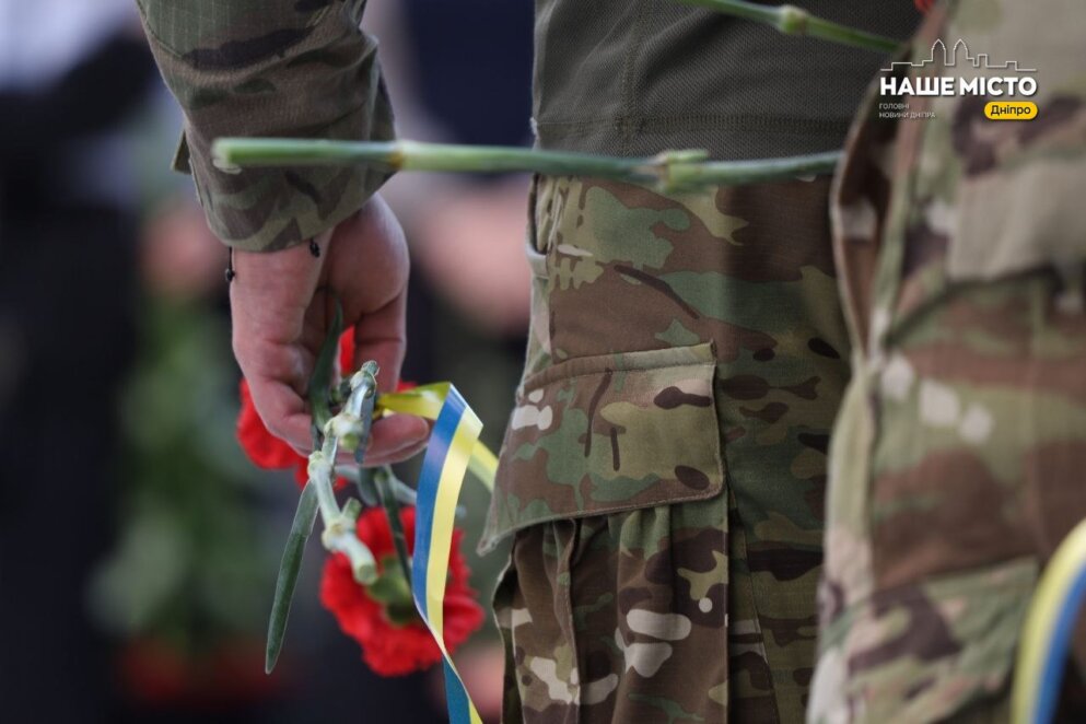 ОФІЦІЙНО                У Дніпрі на фасаді гімназії № 20 відкрили меморіальну дошку загиблому захиснику Володимиру Кисілевичу