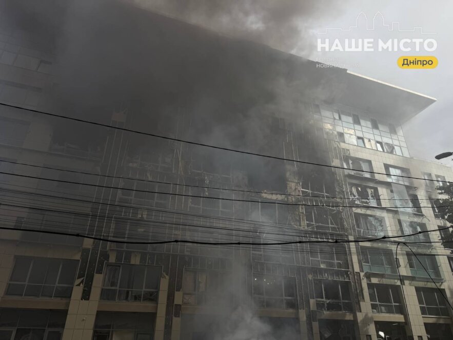 У Дніпрі ліквідовують наслідки атаки на бізнес-центр: врятовано 45 людей, відомо про одного пораненого