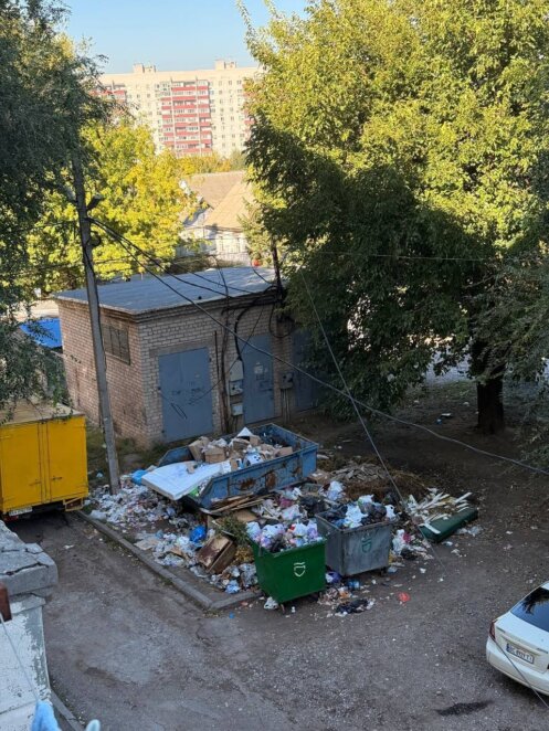 Укрпошта у Дніпрі потрапила у скандал з викиданням сміття просто на вулиці