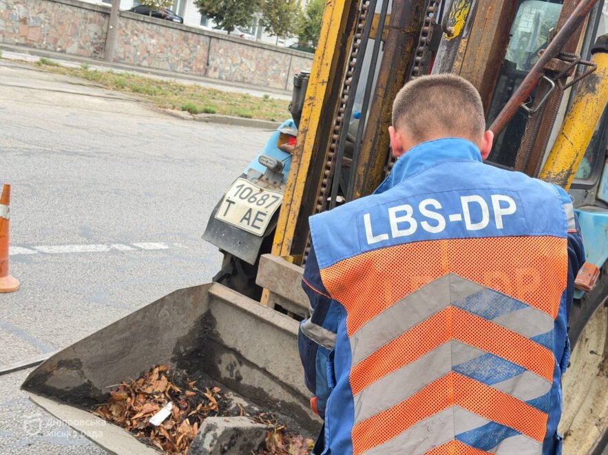У Дніпрі після сильної зливи очищають дощоприймачі від листя та сміття